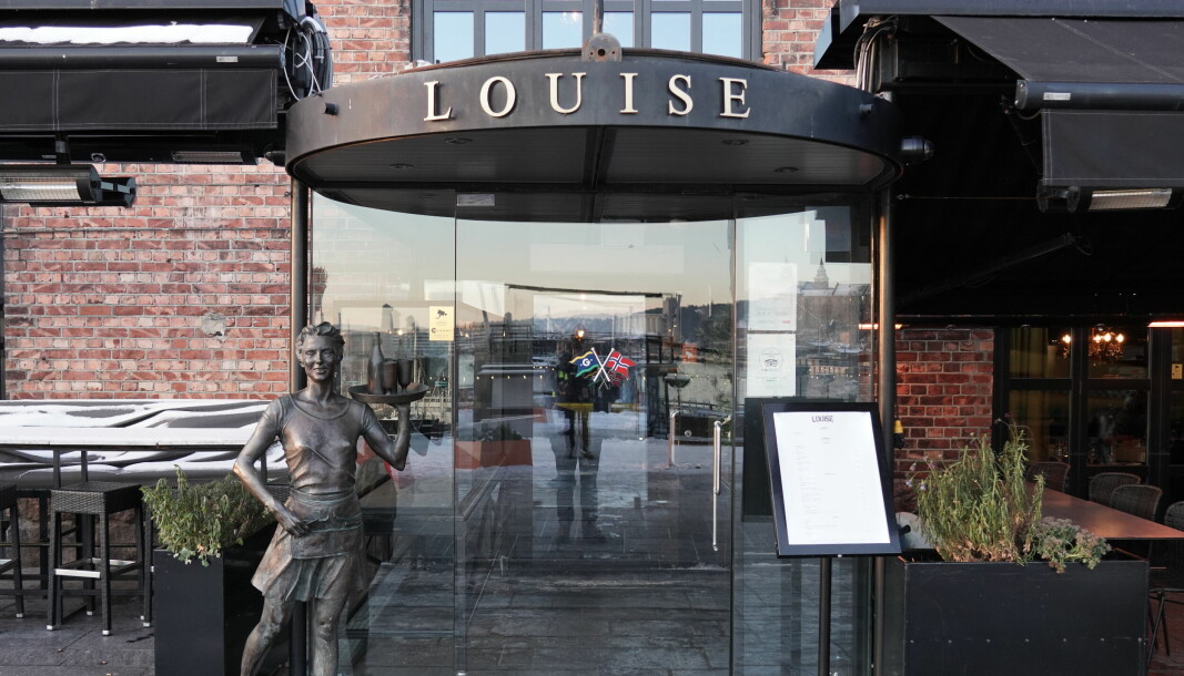 Av de 120 som er smittet etter å ha besøkt Louise Bar & Restaurant den 26. november, har minst 13 personer fått påvist omikronvarianten.