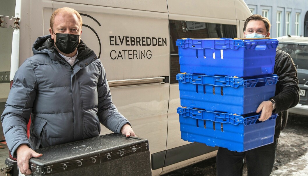 Bjørnar Amdahl, Kjøkkensjef i Elvebredden Catering (t.v) og Kai Lyche, eventansvarlig i Elvebredden Catering bærer maten inn til Fyrlyset.