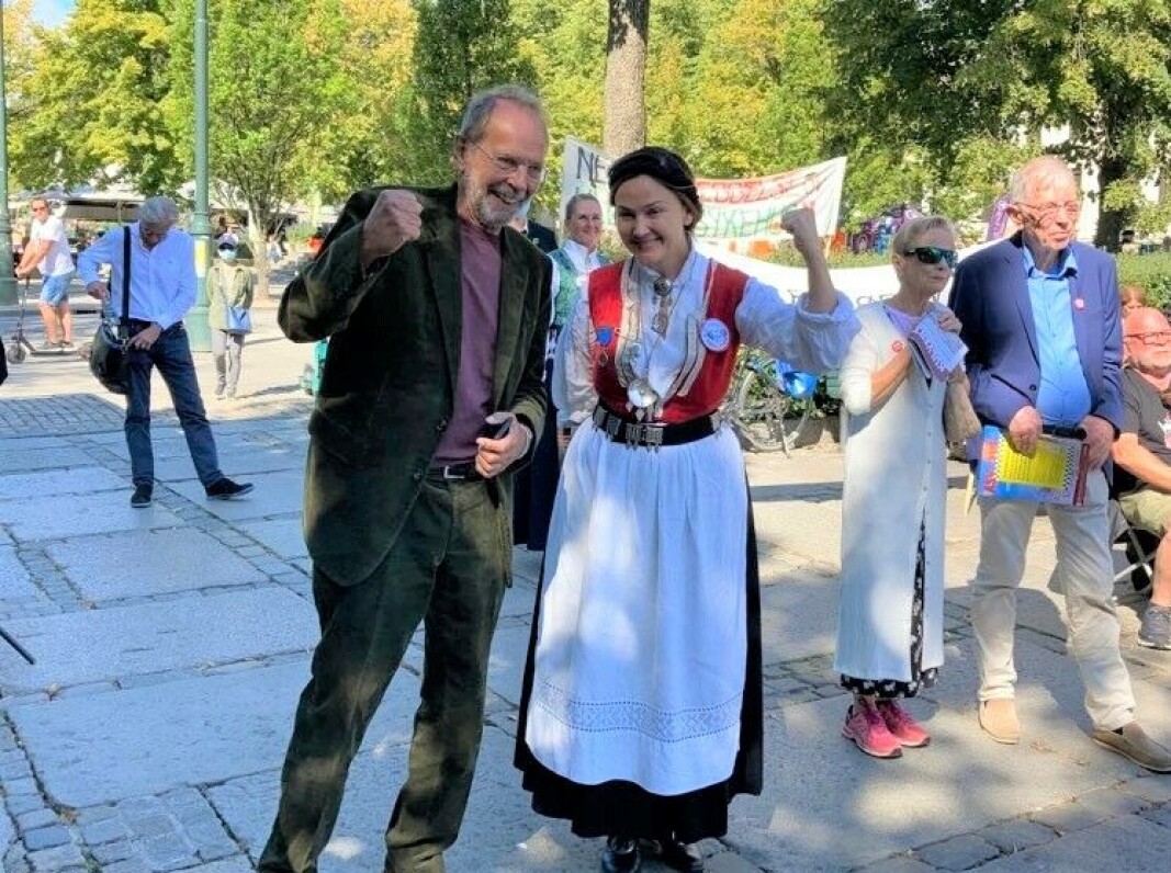 Artist Ole Paus kommer også på fakkeltoget 7. desember. Her avbildet med Anja Cecilie Solvik, leder av Bunadsgeriljaen, på sykehusmønstring i Spikersuppa i august 2021. Artist Ole Paus kommer også på fakkeltoget 7. desember. Her avbildet med Anja Cecilie Solvik, leder av Bunadsgeriljaen, på sykehusmønstring i Spikersuppa i august 2021.