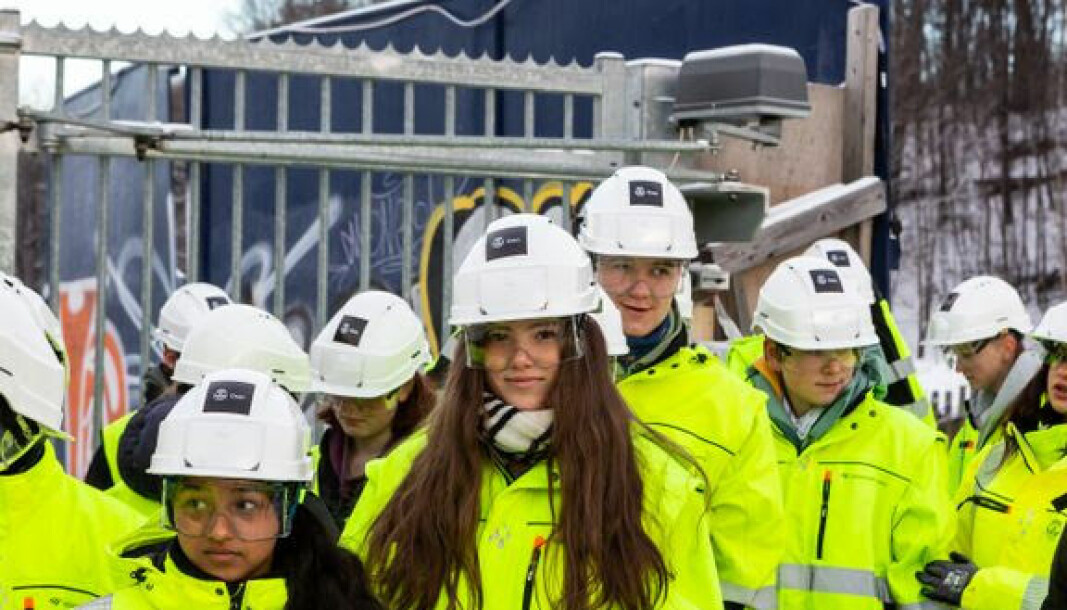 9.klassinger fra Vollebekk skole får en omvisning på byggeplassen til det nye Tøyenbadet
