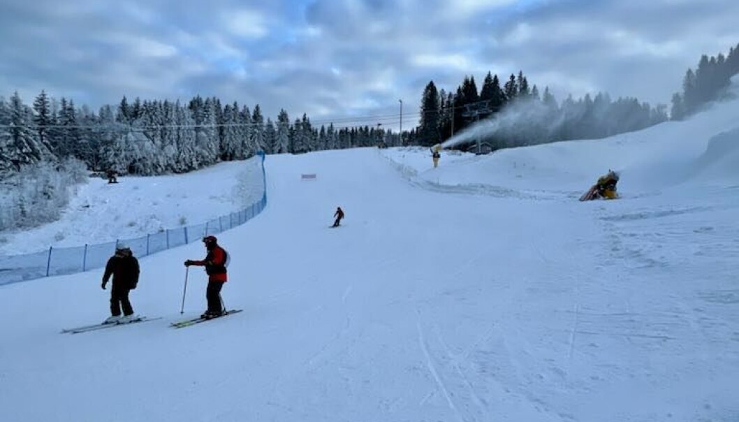 De første gjestene har inntatt Skimore Oslo Alpinanlegg på Tryvann. De første gjestene har inntatt Skimore Oslo Alpinanlegg på Tryvann.