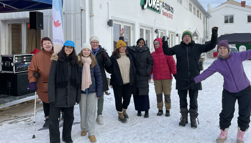 Gleder seg til åpning: Inger Lise Høst, Salma Saoudi, Carina Wilberg, Anne Berit Inderhaug, Kari Hilde Nordengen, Ifrah Mohamed, Signe Lisa Fevang, Lars Fuglesang (leder Bjerke Bydelsutvalg) og Lene Karin Wilberg. Gleder seg til åpning: Inger Lise Høst, Salma Saoudi, Carina Wilberg, Anne Berit Inderhaug, Kari Hilde Nordengen, Ifrah Mohamed, Signe Lisa Fevang, Lars Fuglesang (leder Bjerke Bydelsutvalg) og Lene Karin Wilberg.