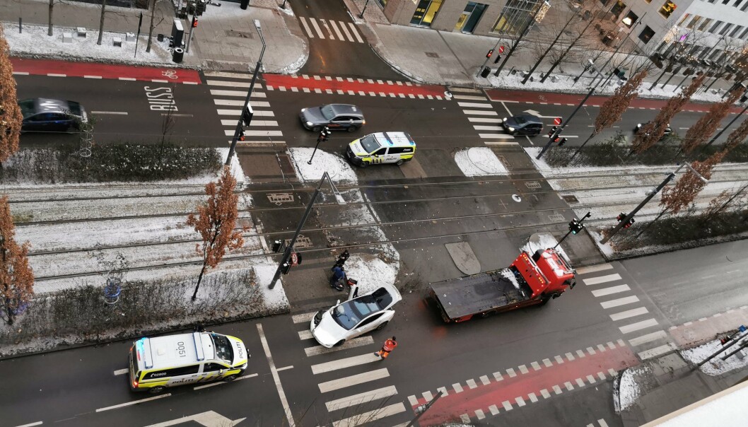 Bilbergeren er i ferd med å hente bilen som kolliderte med trikken i Dronning Eufemias gate. Bilbergeren er i ferd med å hente bilen som kolliderte med trikken i Dronning Eufemias gate.