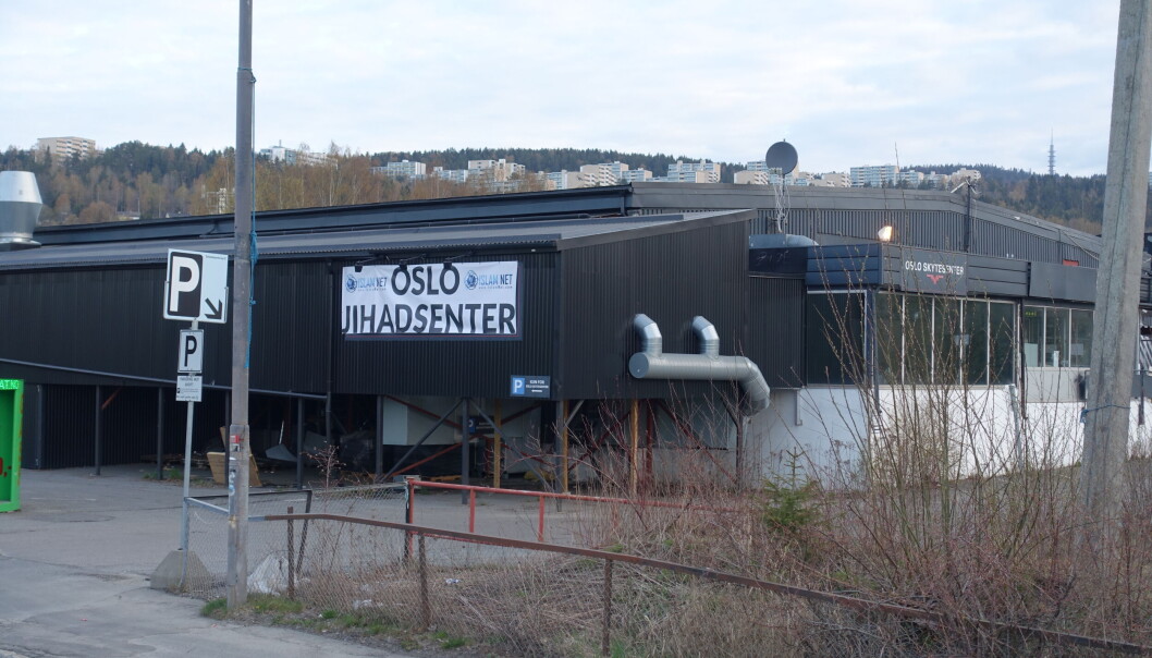 Sian innrømmer å ha hengt opp dette banneret på senteret til islam net. Sian innrømmer å ha hengt opp dette banneret på senteret til islam net.