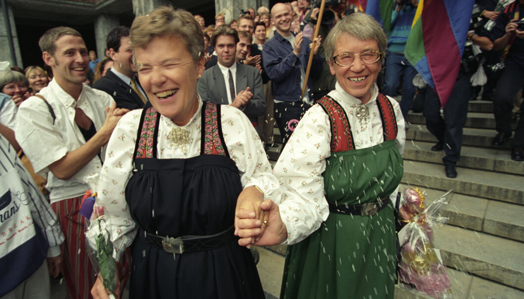Kim Friele sammen med sin Wenche Lowzow (t.h.) i 1993 da de inngikk partnerskap i Oslo rådhus. Kim Friele sammen med sin Wenche Lowzow (t.h.) i 1993 da de inngikk partnerskap i Oslo rådhus.