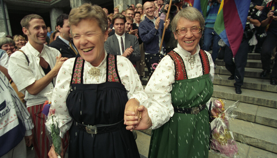 Kim Friele sammen med sin Wenche Lowzow (t.h.) i 1993 da de inngikk partnerskap i Oslo rådhus.