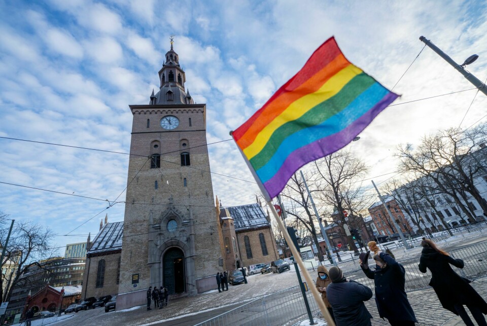 Et regnbueflagg veiver foran Oslo domkirke under bisettelsen. Foto: Heiko Junge / NTB