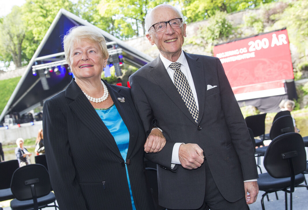 Gro Harlem Brundtland (Ap) og Kåre Willoch (H) var hovedmotstandere politisk gjennom hele 1980-tallet. Her fotografert ved 200-årsjubileum på Akershus festning i 2014. Gro Harlem Brundtland (Ap) og Kåre Willoch (H) var hovedmotstandere politisk gjennom hele 1980-tallet. Her fotografert ved 200-årsjubileum på Akershus festning i 2014.