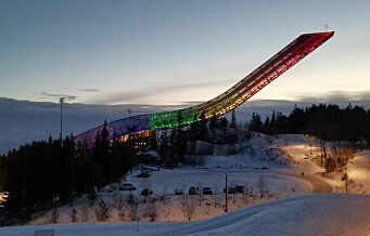 Holmekollbakken lyssatt i regnbuens farger for å hedre Kim Friele