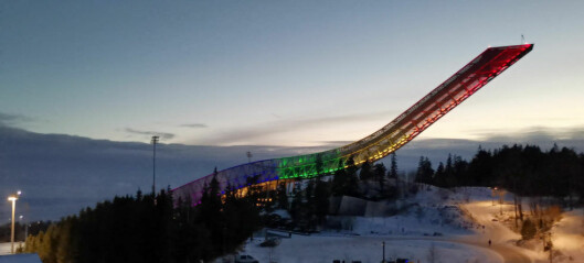 Holmekollbakken lyssatt i regnbuens farger for å hedre Kim Friele