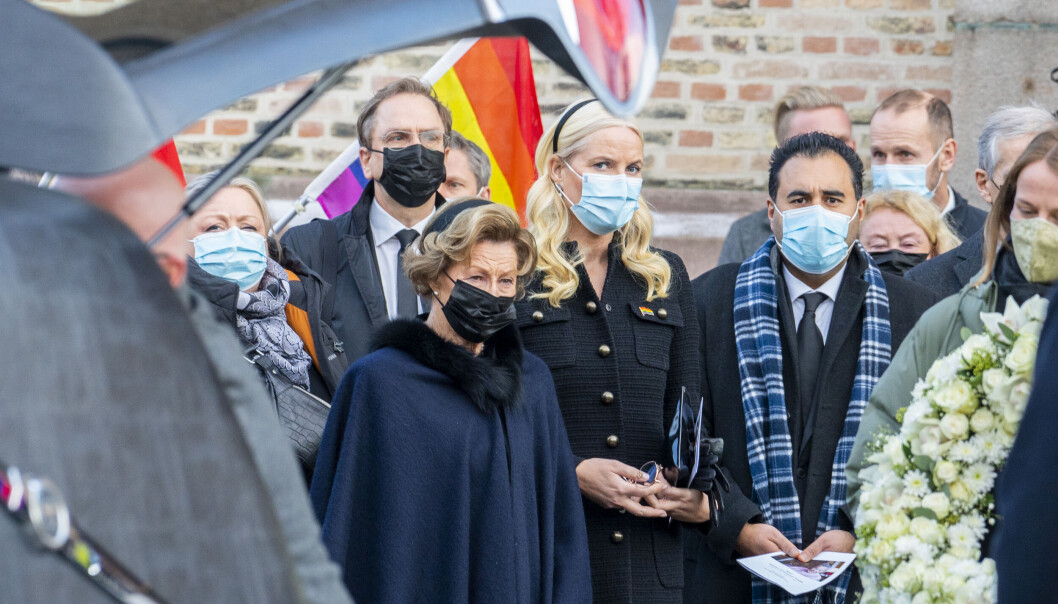 Dronning Sonja, kronprinsesse Mette-Marit, stortingspresident Masud Gharahkhani , høyesterettsjustitiarius Toril Marie Øie utenfor kirken etter bisettelsen av Kim Friele i Oslo domkirke. Dronning Sonja, kronprinsesse Mette-Marit, stortingspresident Masud Gharahkhani , høyesterettsjustitiarius Toril Marie Øie utenfor kirken etter bisettelsen av Kim Friele i Oslo domkirke.