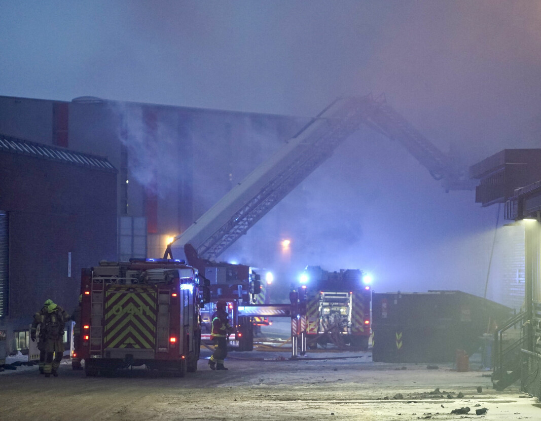 Brannvesenet i gang med slukking av brannen i Persveien på Ulven.