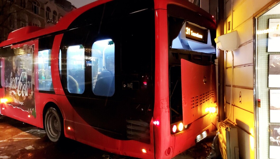 31-bussen gikk i veggen etter at motoren stoppet og bussen skled bakover. 31-bussen gikk i veggen etter at motoren stoppet og bussen skled bakover.