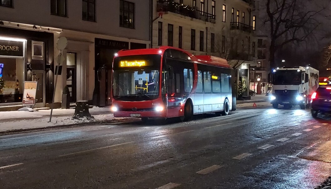 Bussen skled bakover og bakparten skled ukontrollert inn i bygården. Bussen skled bakover og bakparten skled ukontrollert inn i bygården.