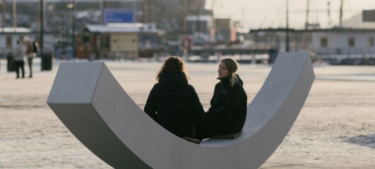 En seks meter lang fredsbenk avdukes på Rådhusplassen – inspirert av fredsprisvinnere