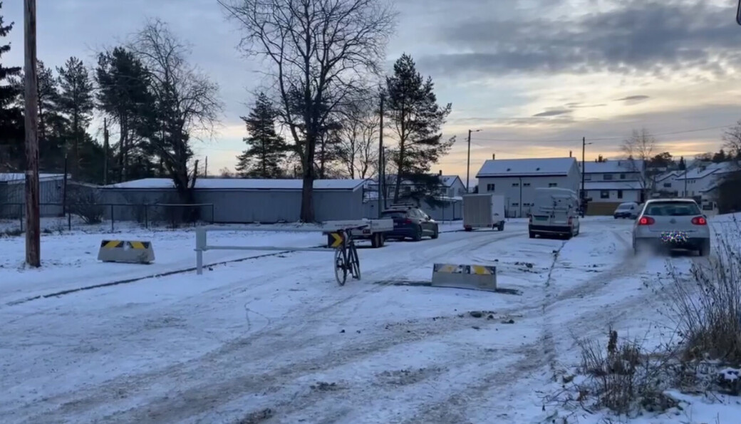 Beboer Runar Nørstad har fanget en bil med kamera. Den kjører opp på plenen og unngår bommen som nylig ble satt opp i Vekterveien på Manglerud. Farlige situasjoner kan oppstå, frykter beboerne. Beboer Runar Nørstad har fanget en bil med kamera. Den kjører opp på plenen og unngår bommen som nylig ble satt opp i Vekterveien på Manglerud. Farlige situasjoner kan oppstå, frykter beboerne.