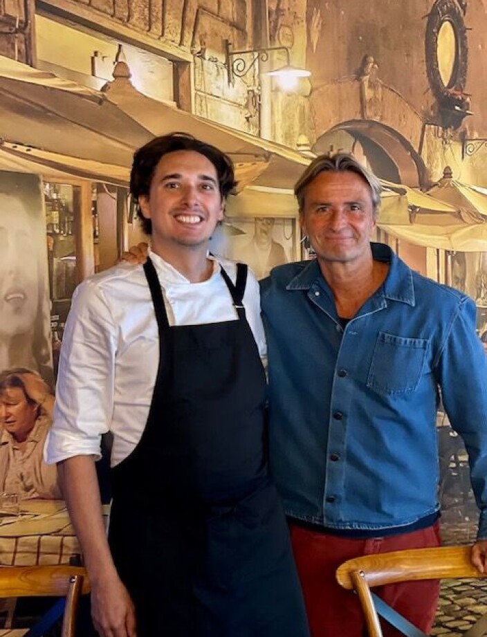 For Sandro Parmeggiani og Mark Medína-Rios, henholdsvis eier av og kjøkkensjef på Vineria Ventidue på Frogner, blir ikke desember som de hadde sett for seg. For Sandro Parmeggiani og Mark Medína-Rios, henholdsvis eier av og kjøkkensjef på Vineria Ventidue på Frogner, blir ikke desember som de hadde sett for seg.