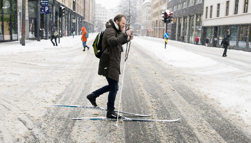 Her har Paal Mangerud funnet frem transportmiddelet sitt på vei til jobben en vinter for noen få år siden. Men det kunne like gjerne vært i år. Her har Paal Mangerud funnet frem transportmiddelet sitt på vei til jobben en vinter for noen få år siden. Men det kunne like gjerne vært i år.
