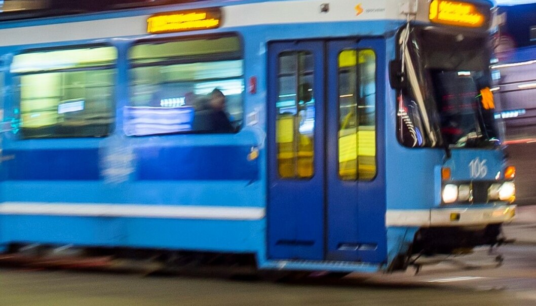 Årsaken til at trikken ikke kom frem var at den ene bilføreren ikke klarte å komme seg ut av kjøretøyet da døra var klemt fast. Årsaken til at trikken ikke kom frem var at den ene bilføreren ikke klarte å komme seg ut av kjøretøyet da døra var klemt fast.