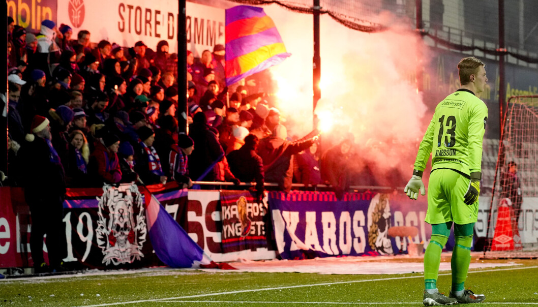 Klanen med pyro under Vålerengas bortekamp mot Mjøndalen i 2019. Den sesongen ble Vålerenga bøtelagt av NFF fire ganger for blussbruk. Klanen med pyro under Vålerengas bortekamp mot Mjøndalen i 2019. Den sesongen ble Vålerenga bøtelagt av NFF fire ganger for blussbruk.