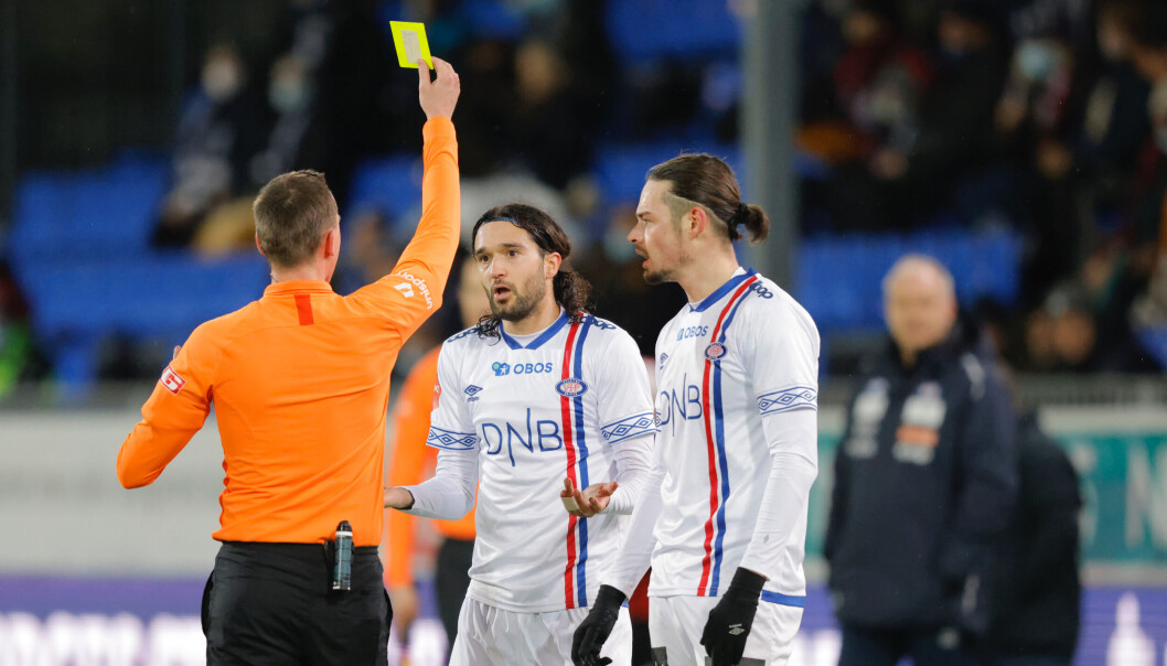 Vålerenga har grunn til å henge med hodet etter en skuffende sereiavslutning. Her får Leonard Zuta (midten) får gult kort av dommer Marius Hansen Grøtta i kampen mot Kristiansund. Vålerenga har grunn til å henge med hodet etter en skuffende sereiavslutning. Her får Leonard Zuta (midten) får gult kort av dommer Marius Hansen Grøtta i kampen mot Kristiansund.