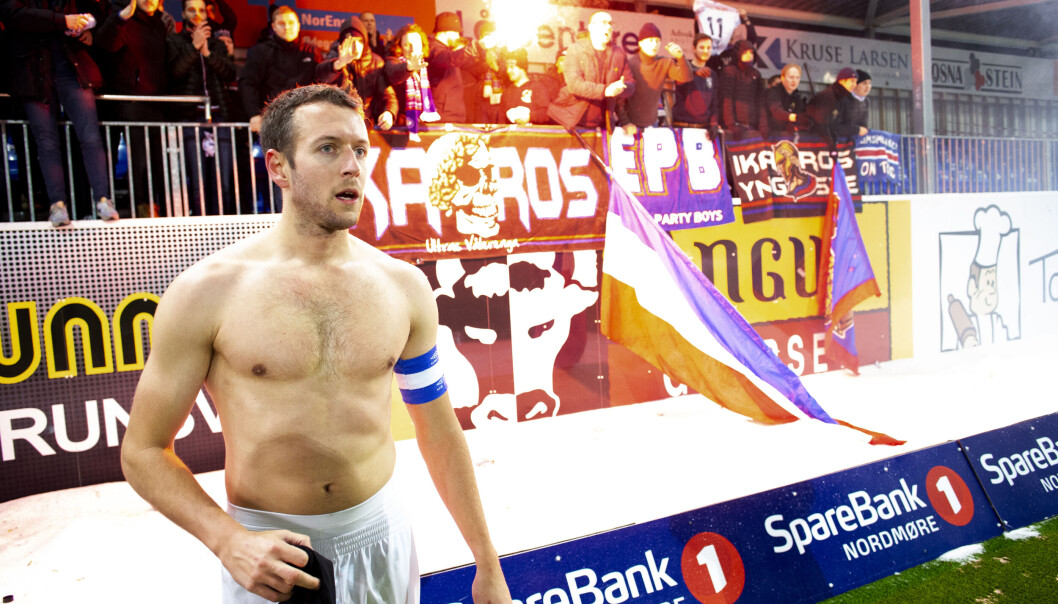 Vålerenga-kaptein Jonatan Tollås Nation byttet drakt med en KFK-spiller og takket tilreisende Vålerenga-tilhengere. Vålerenga-kaptein Jonatan Tollås Nation byttet drakt med en KFK-spiller og takket tilreisende Vålerenga-tilhengere.