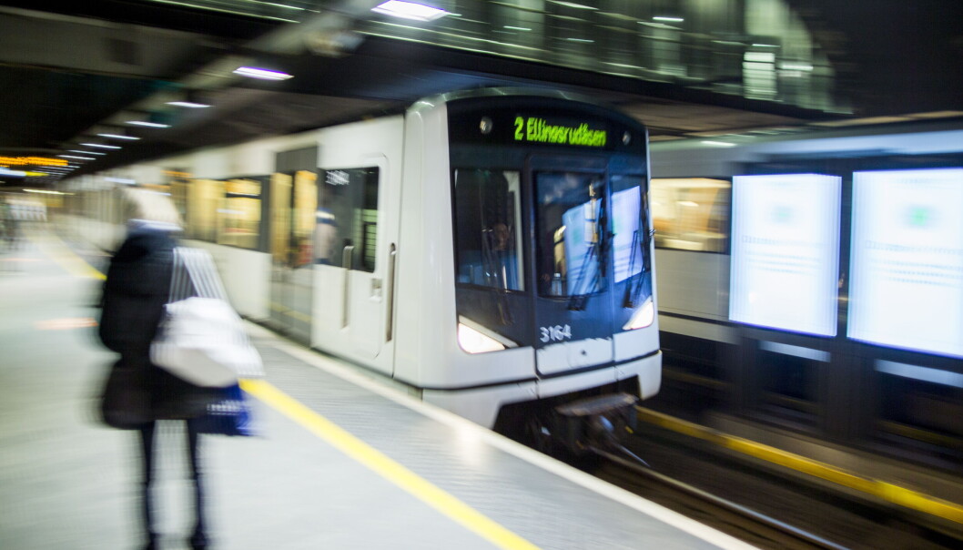 Kort forklart betyr det nye signalsystemet at i stedet for at et tog må vente på grønt signal, kan avgangene kjøres tettere og hyppigere. Kort forklart betyr det nye signalsystemet at i stedet for at et tog må vente på grønt signal, kan avgangene kjøres tettere og hyppigere.