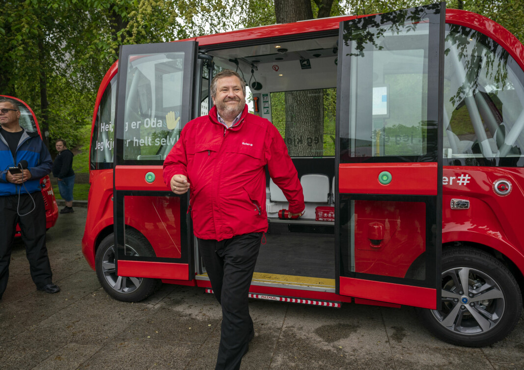 Da Ruter-sjef Bernt Reitan Jenssen i 2019 presenterte de selvkjørende bussene var de egentlig ikke helt selvkjørende. Om bord var det alltid en bussvert.