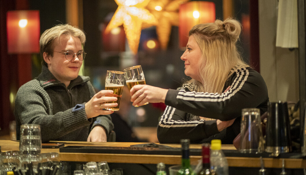 Usikker jul forTom Haakon Andersen og Helena Säll, som begge jobber ved Sagene Lunsjbar. Før skjenkestopp hadde de to gått av vakt og skålte med en siste pils. Usikker jul forTom Haakon Andersen og Helena Säll, som begge jobber ved Sagene Lunsjbar. Før skjenkestopp hadde de to gått av vakt og skålte med en siste pils.