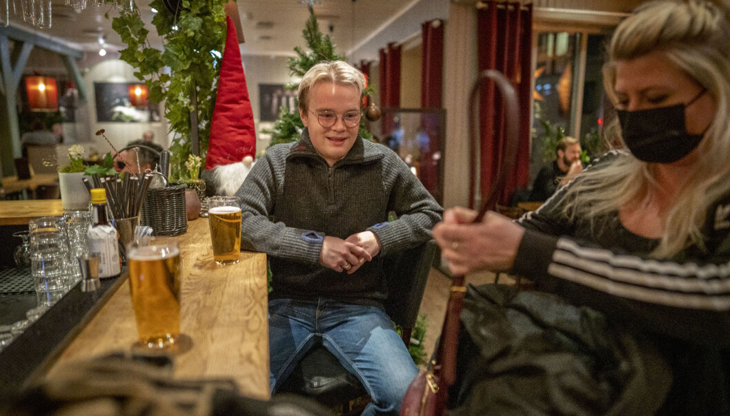 Sagene Lunsjbars kokk Tom Haakon Andersen ser på mens kollega Helena Säll pakker sekken. Halvliteren på bardisken er den siste som serveres fra kranene på nabolagsrestauranten i år. Sagene Lunsjbars kokk Tom Haakon Andersen ser på mens kollega Helena Säll pakker sekken. Halvliteren på bardisken er den siste som serveres fra kranene på nabolagsrestauranten i år.
