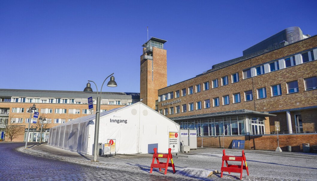 Besøkende møter stengte dører eller vektere, opplyser Oslo universitetssykehus. Det gjøres imidlertid noen unntak, blant annet for ledsagere av barn og unge under 18 år. Besøkende møter stengte dører eller vektere, opplyser Oslo universitetssykehus. Det gjøres imidlertid noen unntak, blant annet for ledsagere av barn og unge under 18 år.