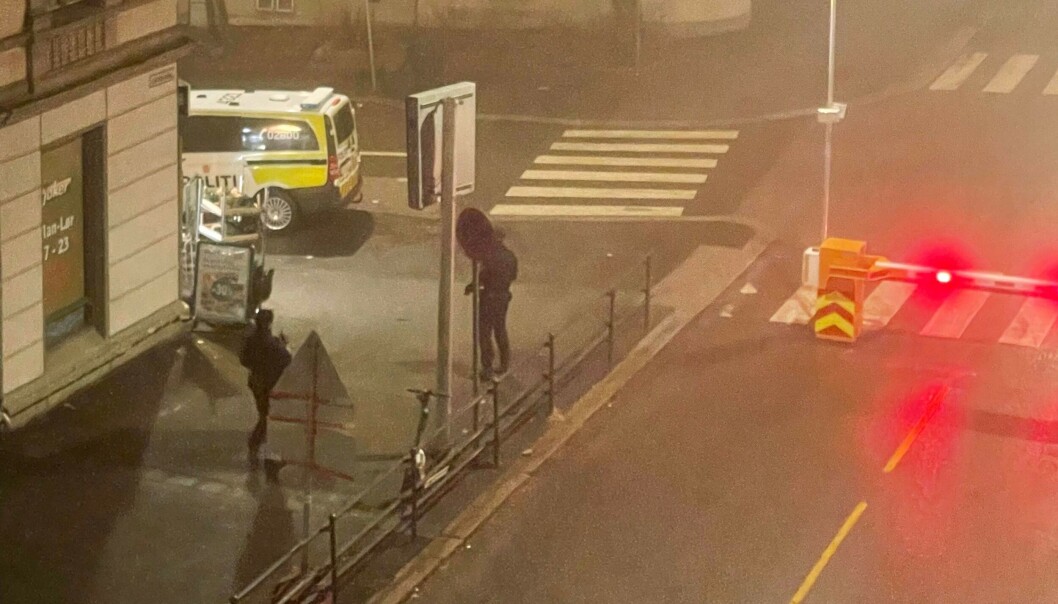 Politiet måtte holder vakt ved skiltet i Løkkeveien på Ruseløkka, sånn at det ikke skulle falle over noen fotgjengere. Politiet måtte holder vakt ved skiltet i Løkkeveien på Ruseløkka, sånn at det ikke skulle falle over noen fotgjengere.