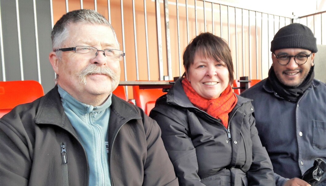 Skeid bandys Helge Holter (til venstre), BU-leder i bydel Nordre Aker, Bente M Larsen (Ap), og byråd for kultur, idrett og frivillighet Omar Samy Gamal på fotballkamp på Skeidbanen i november 2021. Skeid bandys Helge Holter (til venstre), BU-leder i bydel Nordre Aker, Bente M Larsen (Ap), og byråd for kultur, idrett og frivillighet Omar Samy Gamal på fotballkamp på Skeidbanen i november 2021.