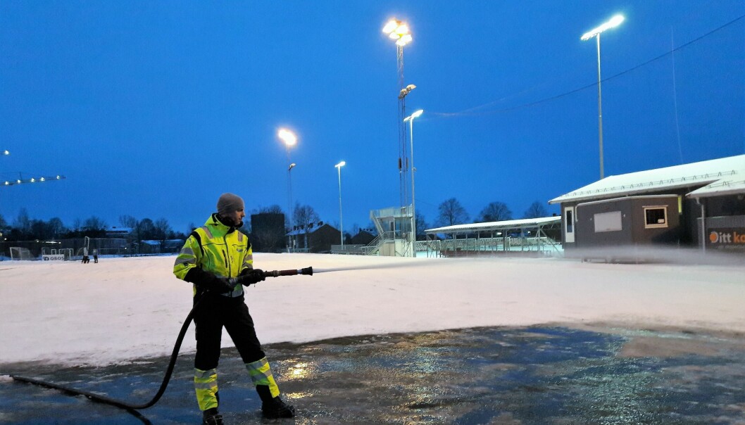 Smien Eid Nielsen i gang med å sprøyte Nordre Åsen 2 i januar 2021.