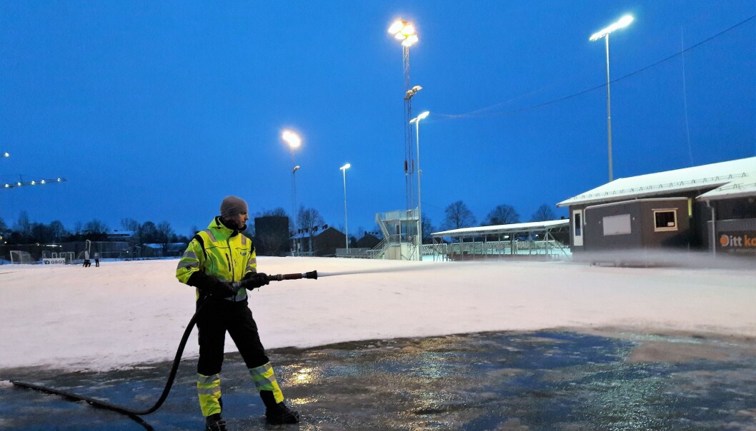 Smien Eid Nielsen i gang med å sprøyte Nordre Åsen 2 i januar 2021. Smien Eid Nielsen i gang med å sprøyte Nordre Åsen 2 i januar 2021.