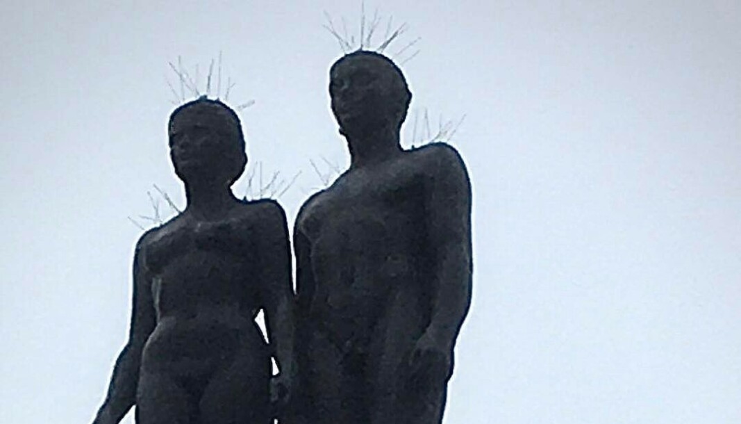 Skulpturen Solen og Jorden, på Christian Frederiks plass, har dueavstøtende pigger. Den representerer solen og jorden, dyrenes og menneskenes felles grunnlag for eksistens. Skulpturen Solen og Jorden, på Christian Frederiks plass, har dueavstøtende pigger. Den representerer solen og jorden, dyrenes og menneskenes felles grunnlag for eksistens.