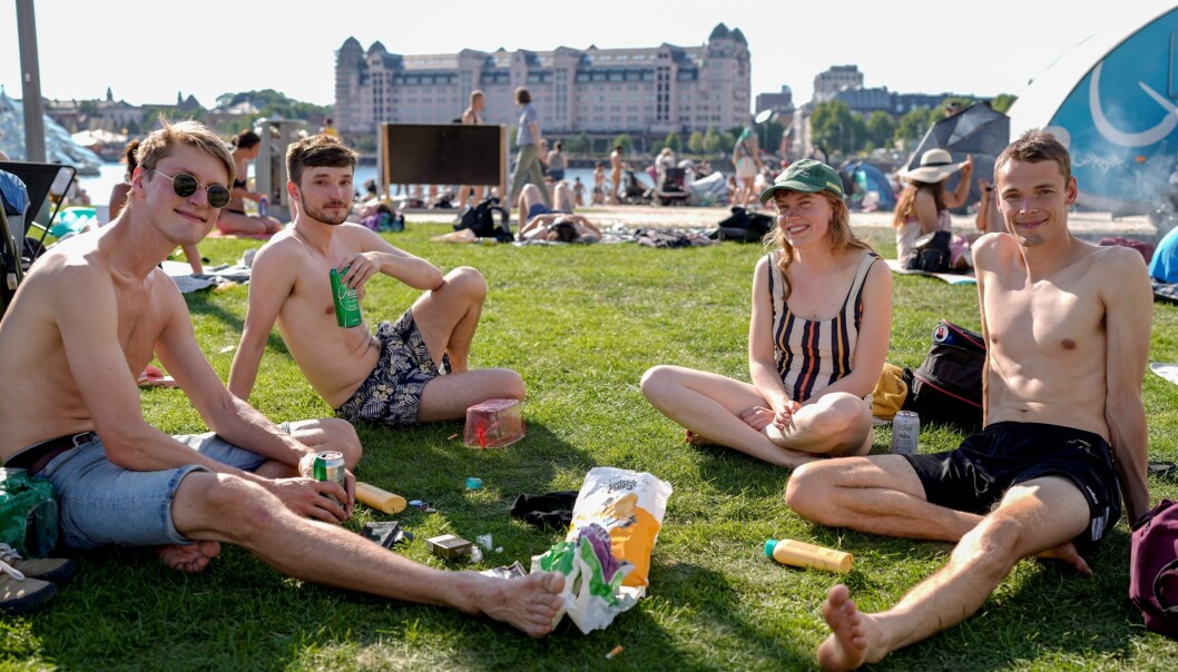 Ole Kvadsheim (26), Hans Magne Jaatun (27), Astrid Bragstad Gjelsvik (24) og Peder Ressem Østring (27) har tatt turen ut og nyter den gode sommervarmen på den nye Operastranda ved operahuset i Bjørvika i Oslo i sommer. Ole Kvadsheim (26), Hans Magne Jaatun (27), Astrid Bragstad Gjelsvik (24) og Peder Ressem Østring (27) har tatt turen ut og nyter den gode sommervarmen på den nye Operastranda ved operahuset i Bjørvika i Oslo i sommer.