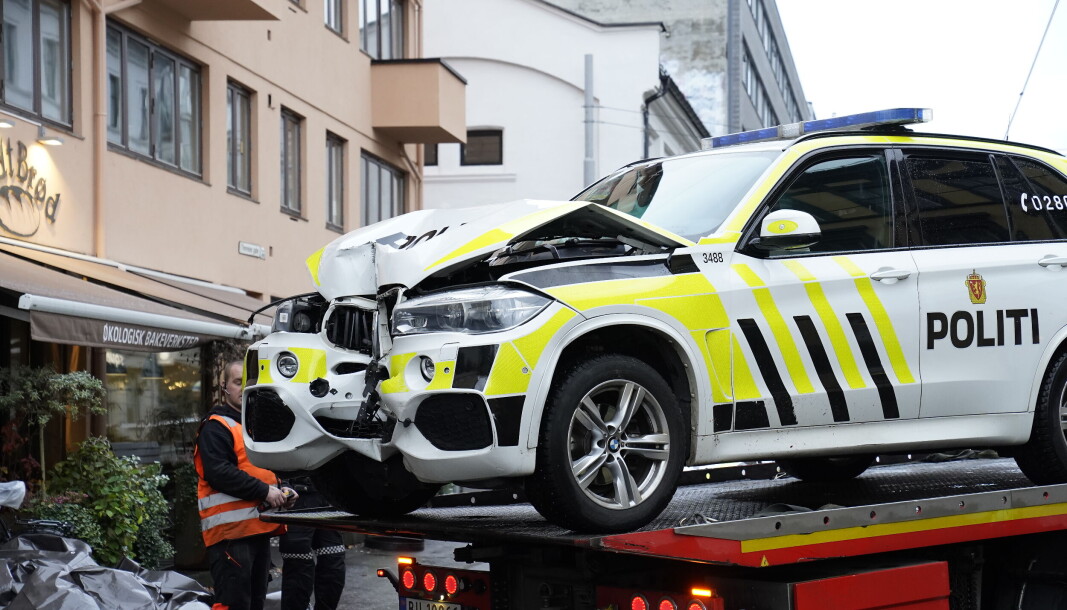 En skadet patruljebil fra politiet, som ble brukt under pågripelsen en truende mann med kniv på Bislett, fraktes bort fra åstedet. En skadet patruljebil fra politiet, som ble brukt under pågripelsen en truende mann med kniv på Bislett, fraktes bort fra åstedet.