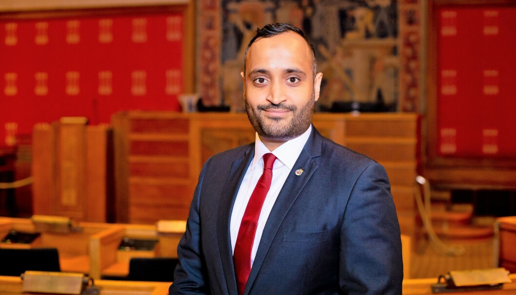 Varaordfører Abdullah Alsabeegh (Ap) er sjokkert etter at SIAN angrep sikkerhetsvakter utenfor Rådhuset søndag ettermiddag. Varaordfører Abdullah Alsabeegh (Ap) er sjokkert etter at SIAN angrep sikkerhetsvakter utenfor Rådhuset søndag ettermiddag.