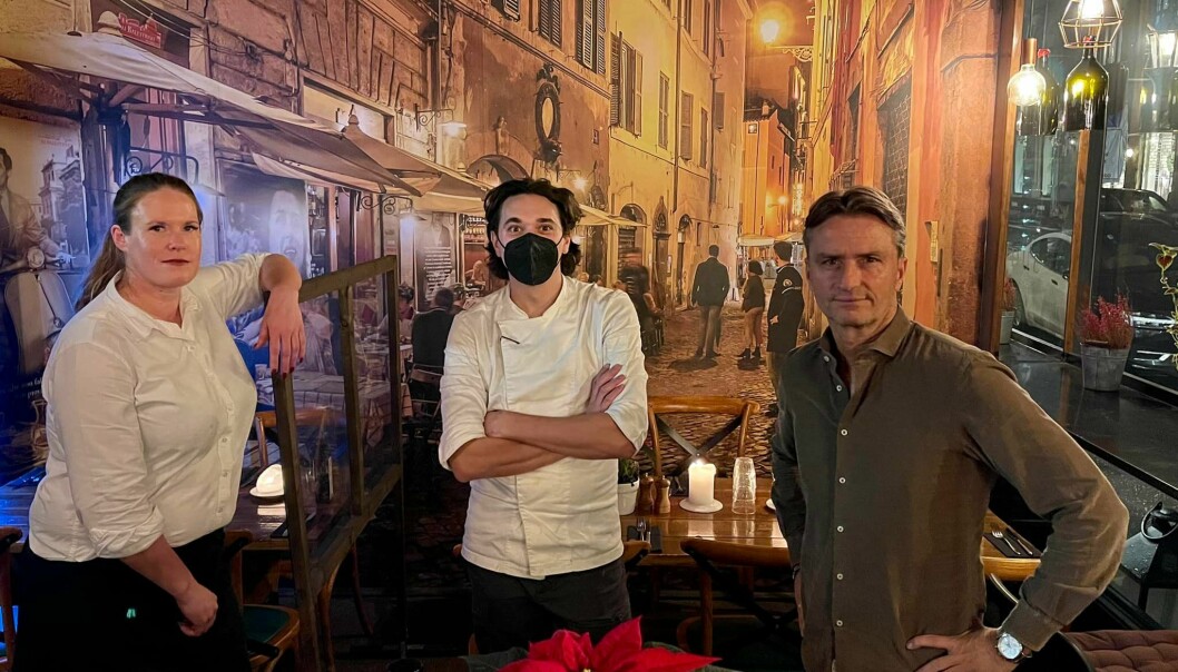 Innehaver Alessandro Parmeggiani (til h.) sammen med to av de permitterte ved Frogner-restauranten Vineria Ventidue.