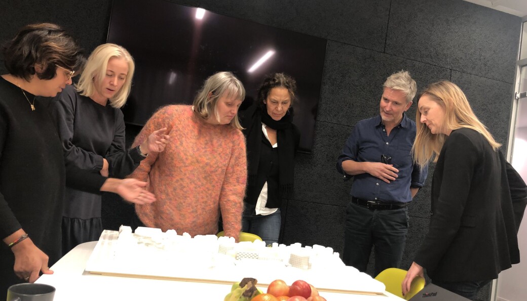 Heidi Søvold i Lindern vel, beboer Randi Gavelstad, Kristine Karåla Øren i Norske Dansekunstnere, beboer Monica Boracco, arkitekt Erik Fenstad Langdalen og arkitekt Ellen Hellsten på et av mange møter om initiativet til midlertidig aktivitet på Veterinærhøgskolen. Heidi Søvold i Lindern vel, beboer Randi Gavelstad, Kristine Karåla Øren i Norske Dansekunstnere, beboer Monica Boracco, arkitekt Erik Fenstad Langdalen og arkitekt Ellen Hellsten på et av mange møter om initiativet til midlertidig aktivitet på Veterinærhøgskolen.