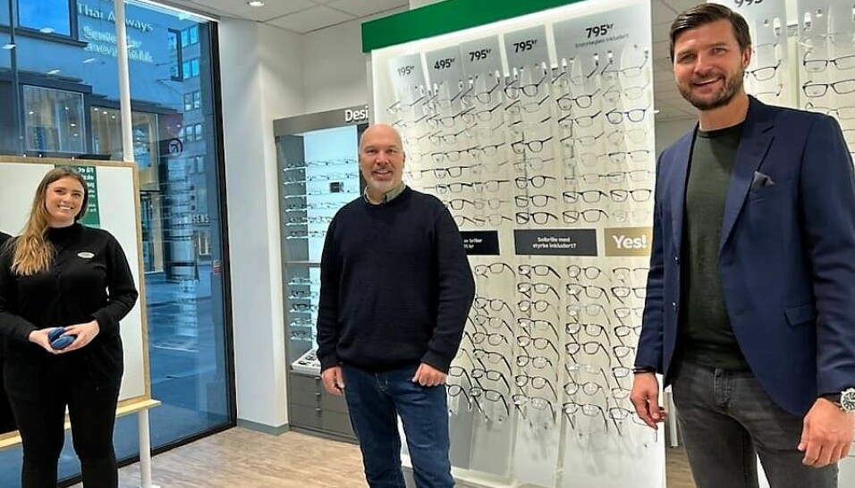 Optikerassistent Synne (t.v), Jostein Hågan (Blå Kors) og Henning Eriksen (Specsavers).