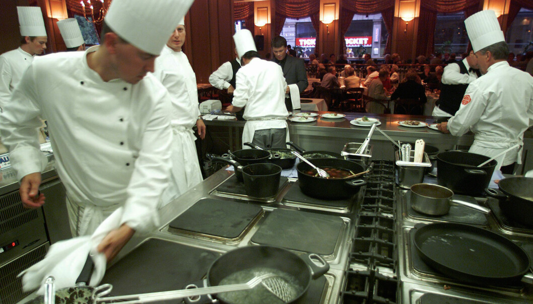 Rundt 1.000 ansatte ved noen av Oslos største restauranter og utesteder, som Grand Café, slipper likevel å gå inn i julen med permitteringsvarsel. Rundt 1.000 ansatte ved noen av Oslos største restauranter og utesteder, som Grand Café, slipper likevel å gå inn i julen med permitteringsvarsel.