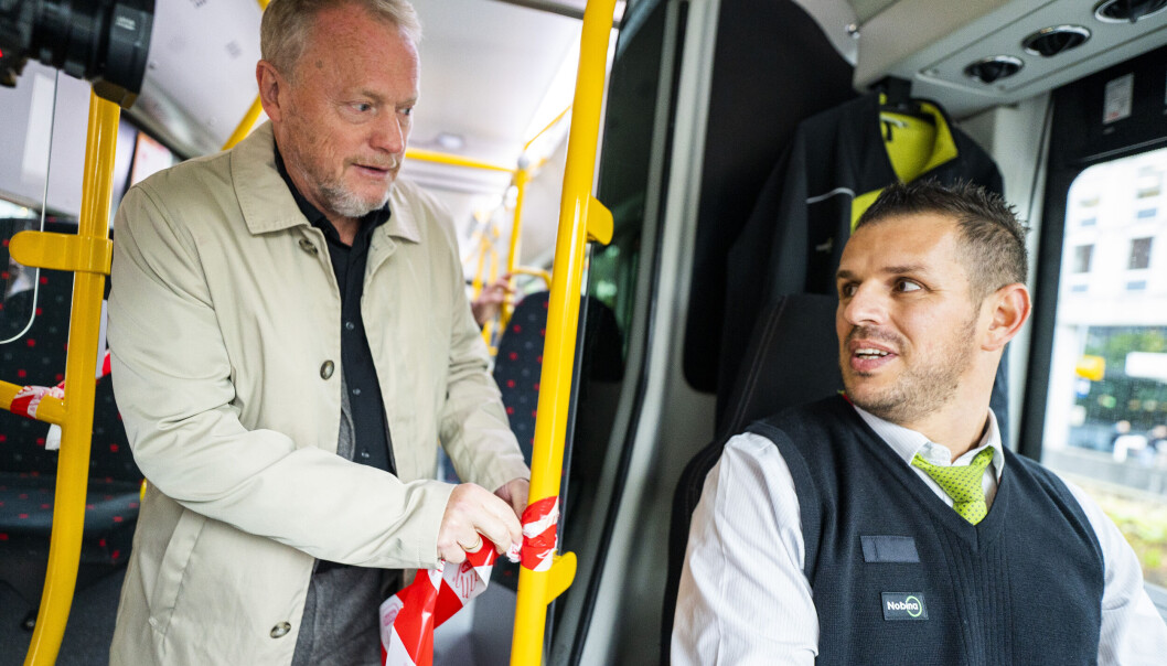Raymond Johansen var på plass hos bussjåfør Usama Nuredini da sperrebåndene skulle fjernes, men viste seg ikke da de ble satt opp igjen. Raymond Johansen var på plass hos bussjåfør Usama Nuredini da sperrebåndene skulle fjernes, men viste seg ikke da de ble satt opp igjen.