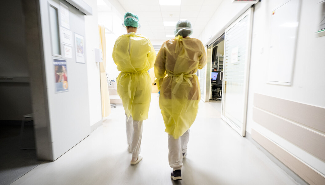To sykepleiere kledd i smittevernutstyr går for å ta i mot en pasient med covid-symptomer på akuttmottaket på Ahus på Lørenskog i Viken.Foto: Håkon Mosvold Larsen / NTB To sykepleiere kledd i smittevernutstyr går for å ta i mot en pasient med covid-symptomer på akuttmottaket på Ahus på Lørenskog i Viken.Foto: Håkon Mosvold Larsen / NTB