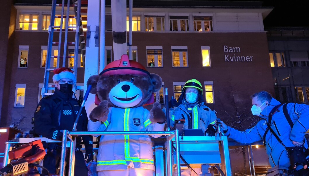 Brannbamsen Bjørnis var med opp i stigen til brannbilen og hilste og vinket til barna på barneavdelingen på Rikshospitalet og Ullevål sykehus.