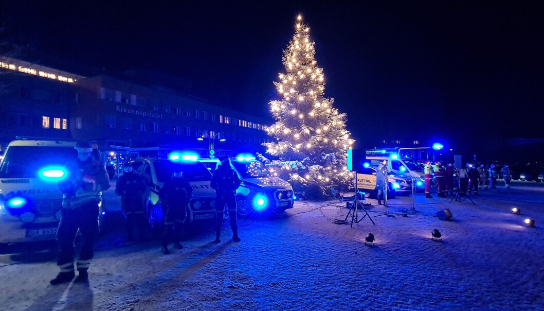 Ansatte i politi, brannvesen, ambulansepersonell og andre ansatte i nødetatene møtte opp og slo på blålysene for å spre glede blant barn som må tilbrine jula på sykehus. Ansatte i politi, brannvesen, ambulansepersonell og andre ansatte i nødetatene møtte opp og slo på blålysene for å spre glede blant barn som må tilbrine jula på sykehus.