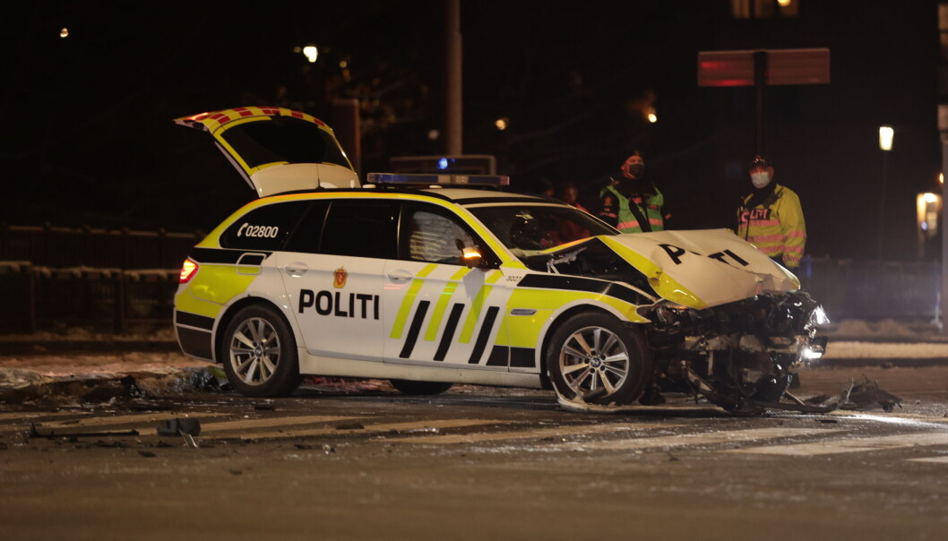 Kollisjonen mellom politibilen og taxien førte til at Fagerheimgata ble stengt i en periode på julaften. Kollisjonen mellom politibilen og taxien førte til at Fagerheimgata ble stengt i en periode på julaften.