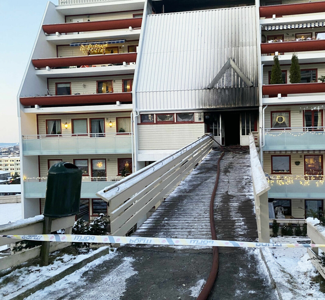 Politiet etterforsker dødsbrannen i blokka på Tokerudberget. Trolig startet brannen i en leilighet i nederste etasje.