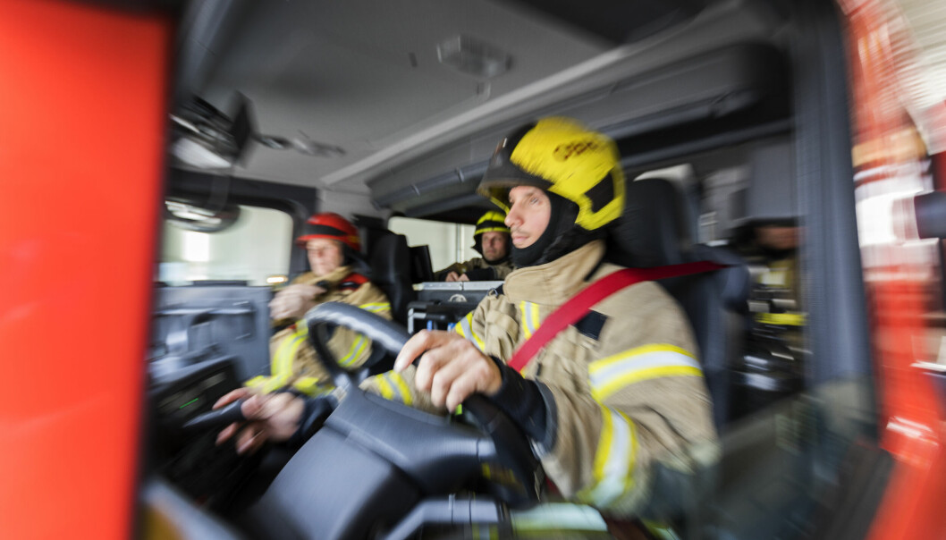 Brannmenn fra Oslo brann- og redningsetat er i full sving med å slukke brannen i Bjørndal.